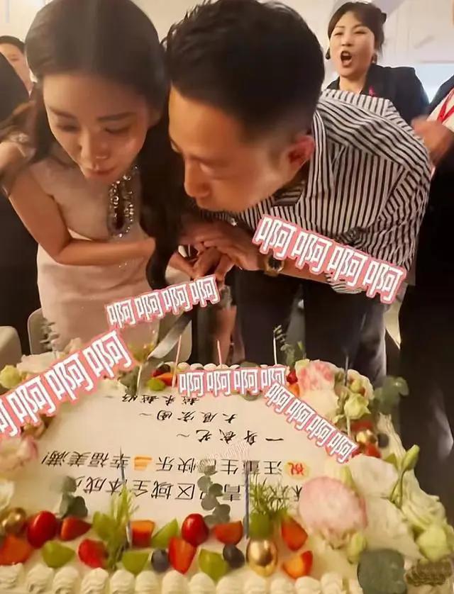 翻篇了!老婆剥虾,汪汪实现了吃虾自由,一个小梅顶一万个大s?