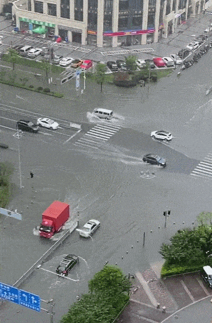 暴雨中的苏州,园林被淹,宛若"水中威尼斯"
