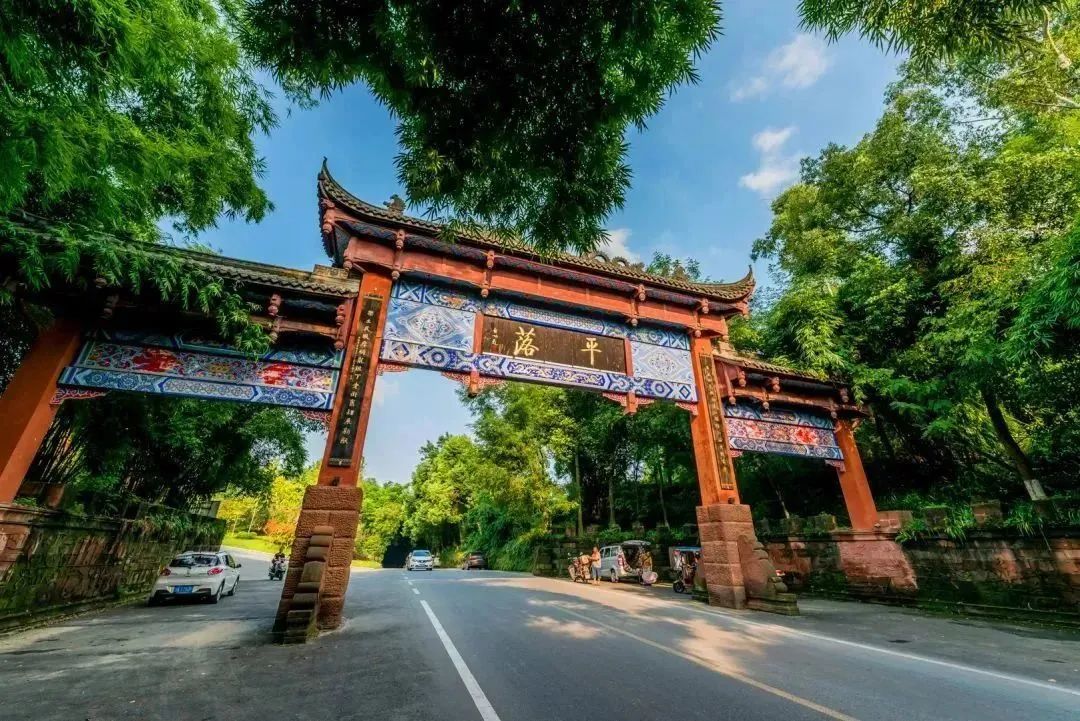 每到夏天,很多人都会去平乐古镇避暑纳凉,在白沫江边踩水,打水仗,在老