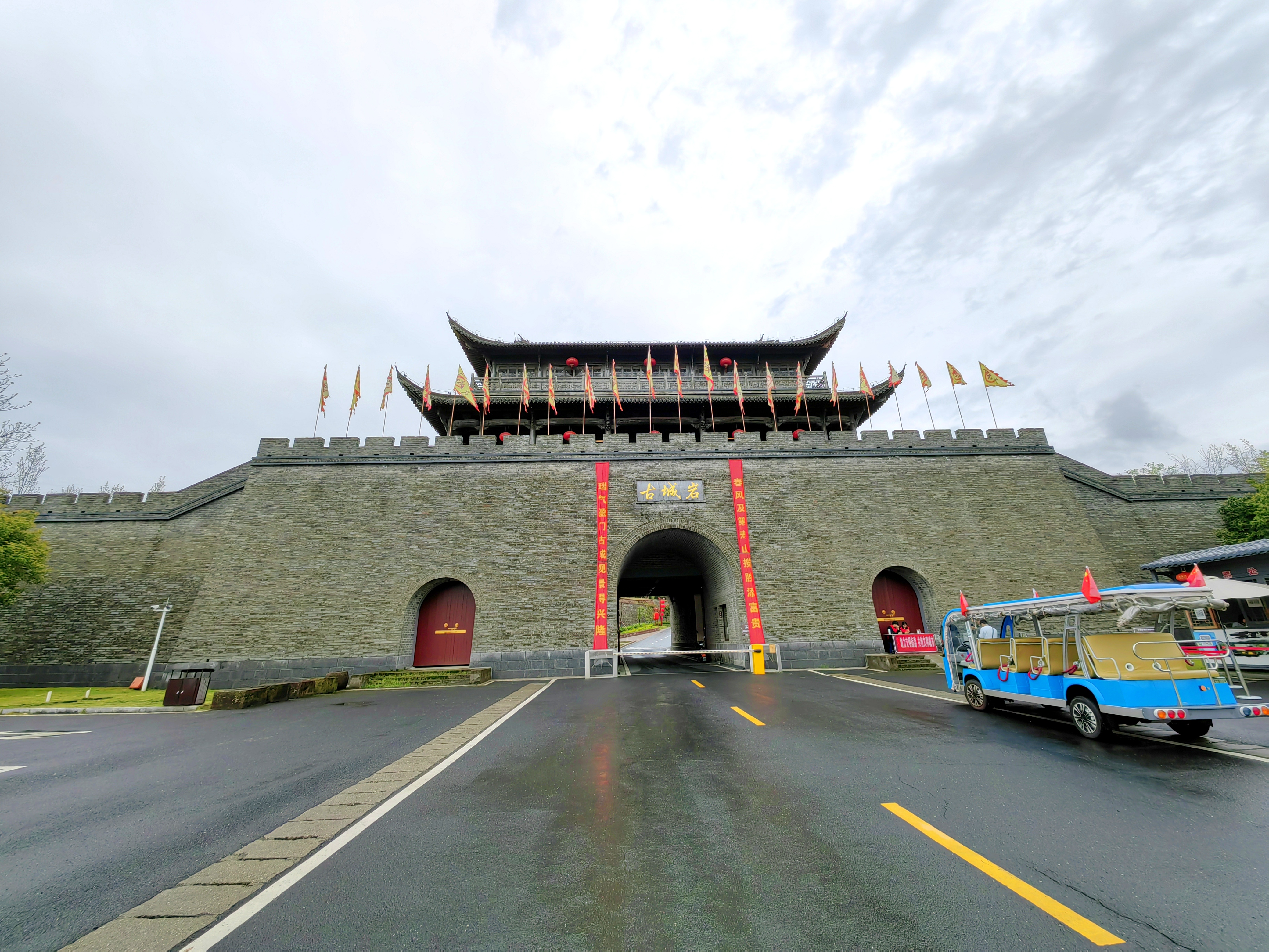 休宁古城岩风景区,位于安徽省黄山市休宁县万安镇东侧,是一处结合了