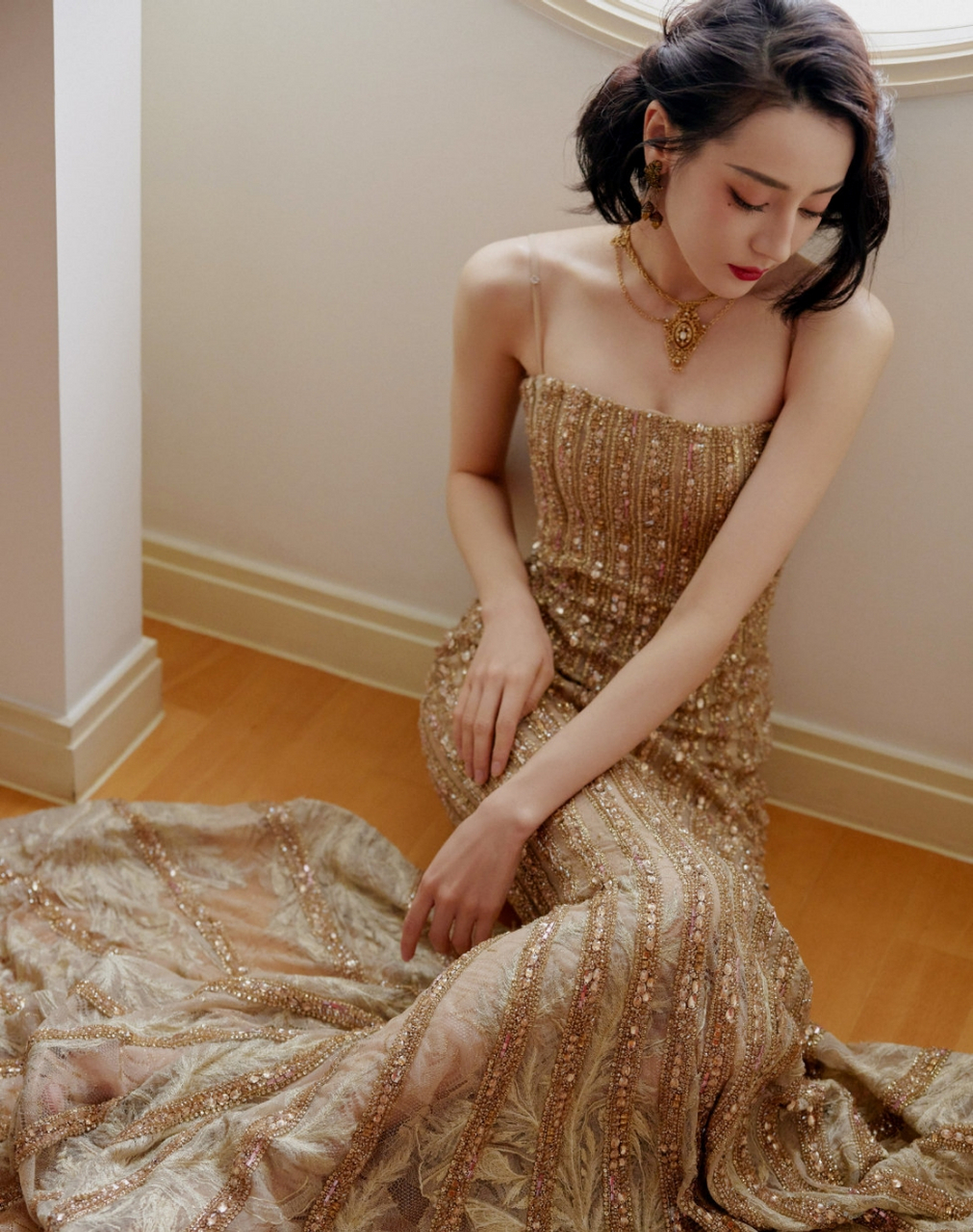 迪丽热巴吊带金色鱼尾礼服犹如一条金色人鱼公主美艳.