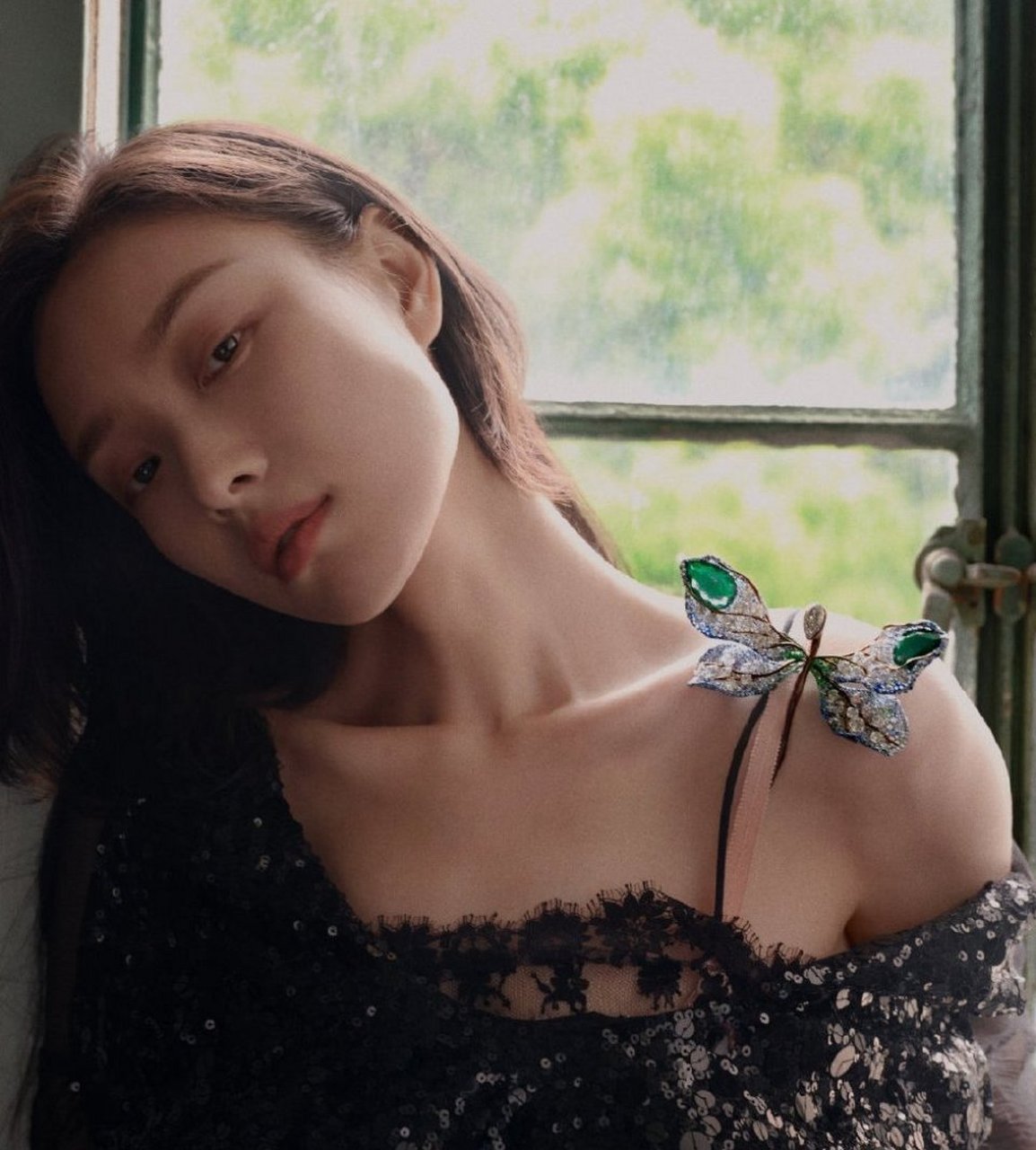 倪妮露肩波浪长发