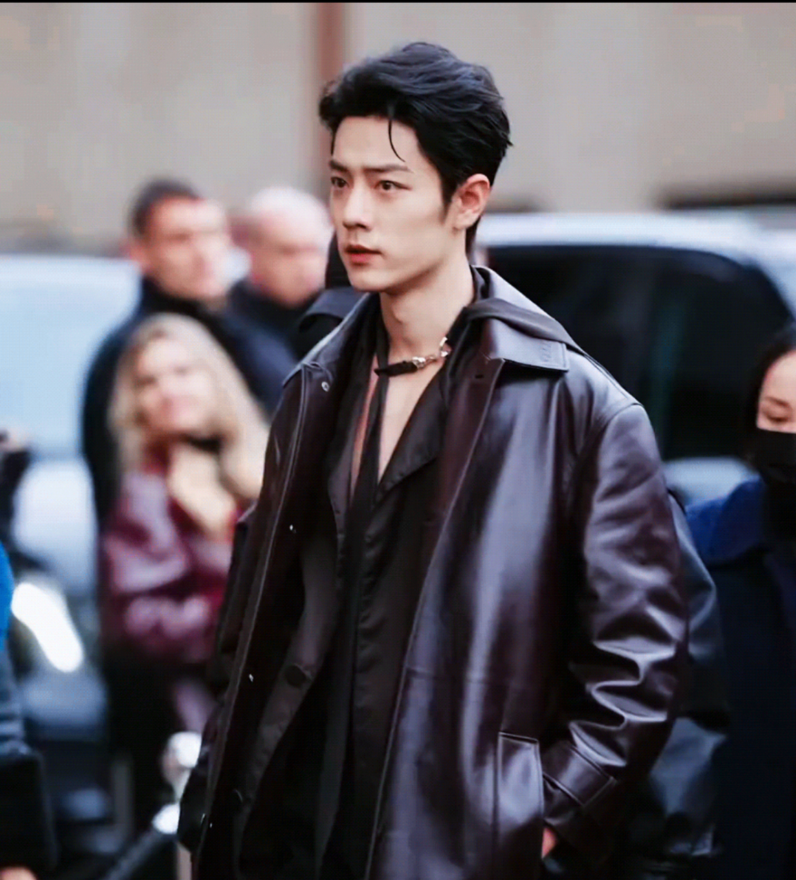 走路带风的肖战,冷峻坚毅,气场好足!