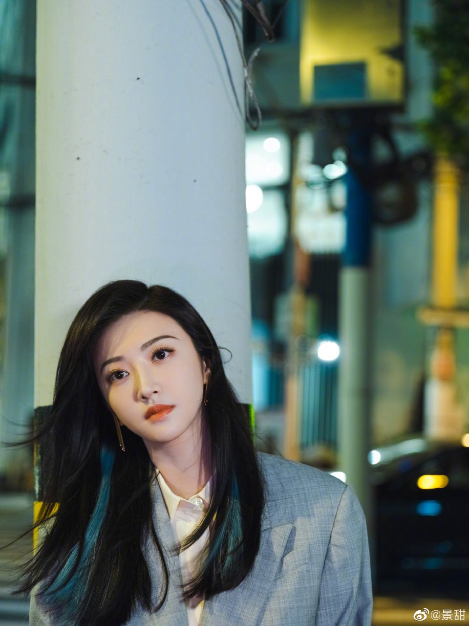 景甜烟灰色西装造型