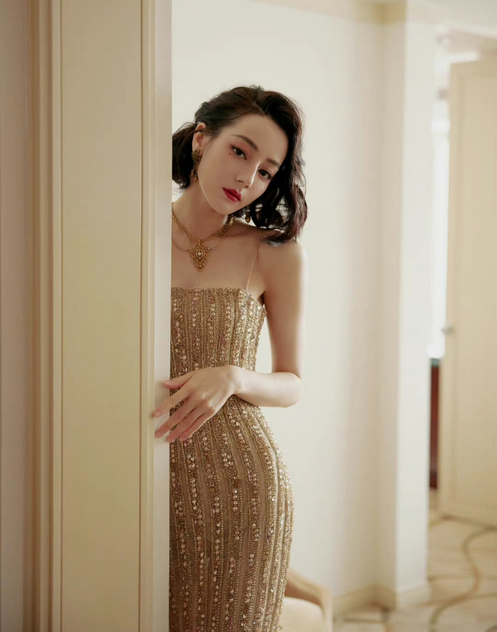 迪丽热巴吊带金色鱼尾礼服犹如一条金色人鱼公主美艳.