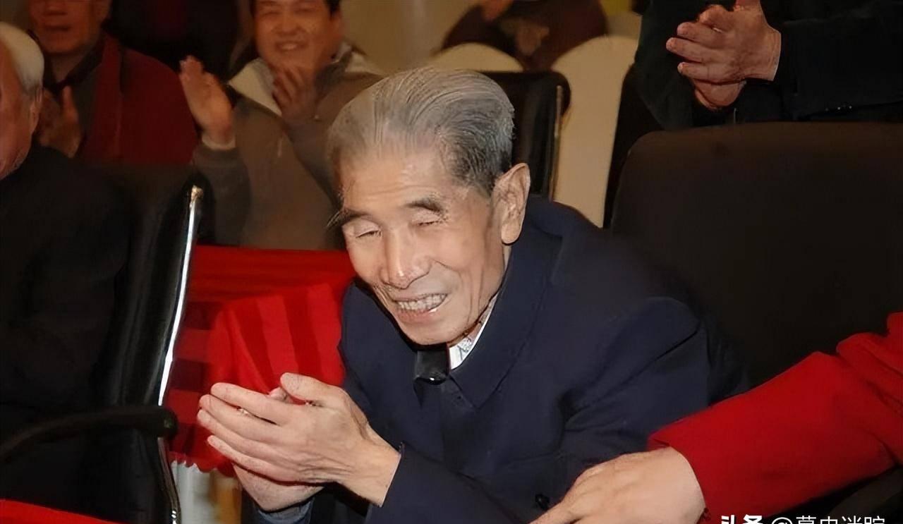 当年,56岁的李文华查出了喉癌,等到82岁的时候才去世,因为他做了一件