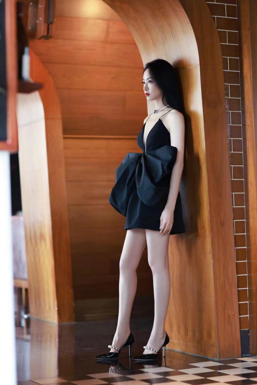 宋茜穿深v黑裙像仙女!