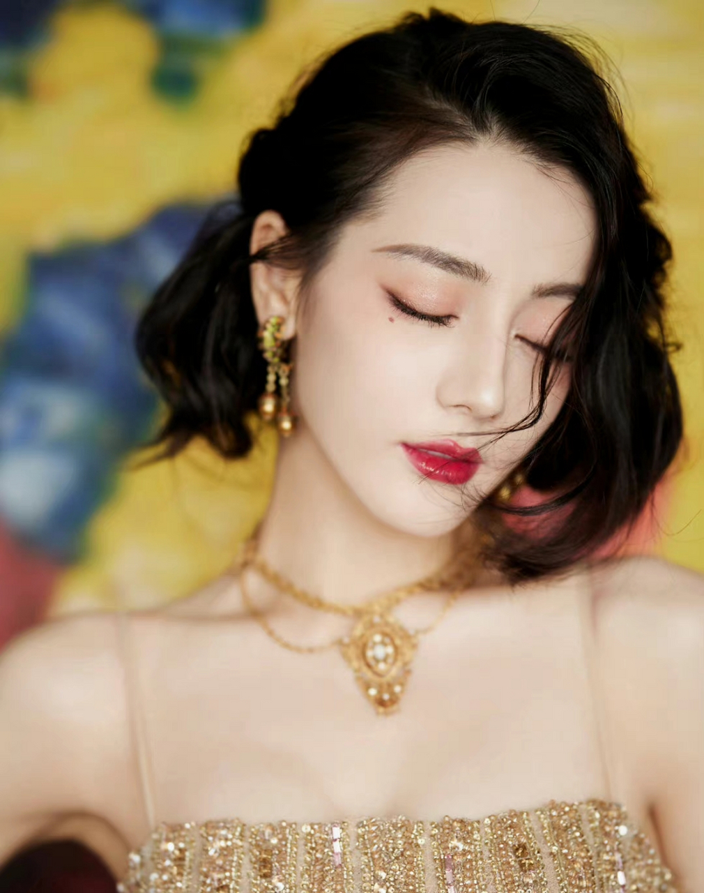 迪丽热巴吊带金色鱼尾礼服犹如一条金色人鱼公主美艳.