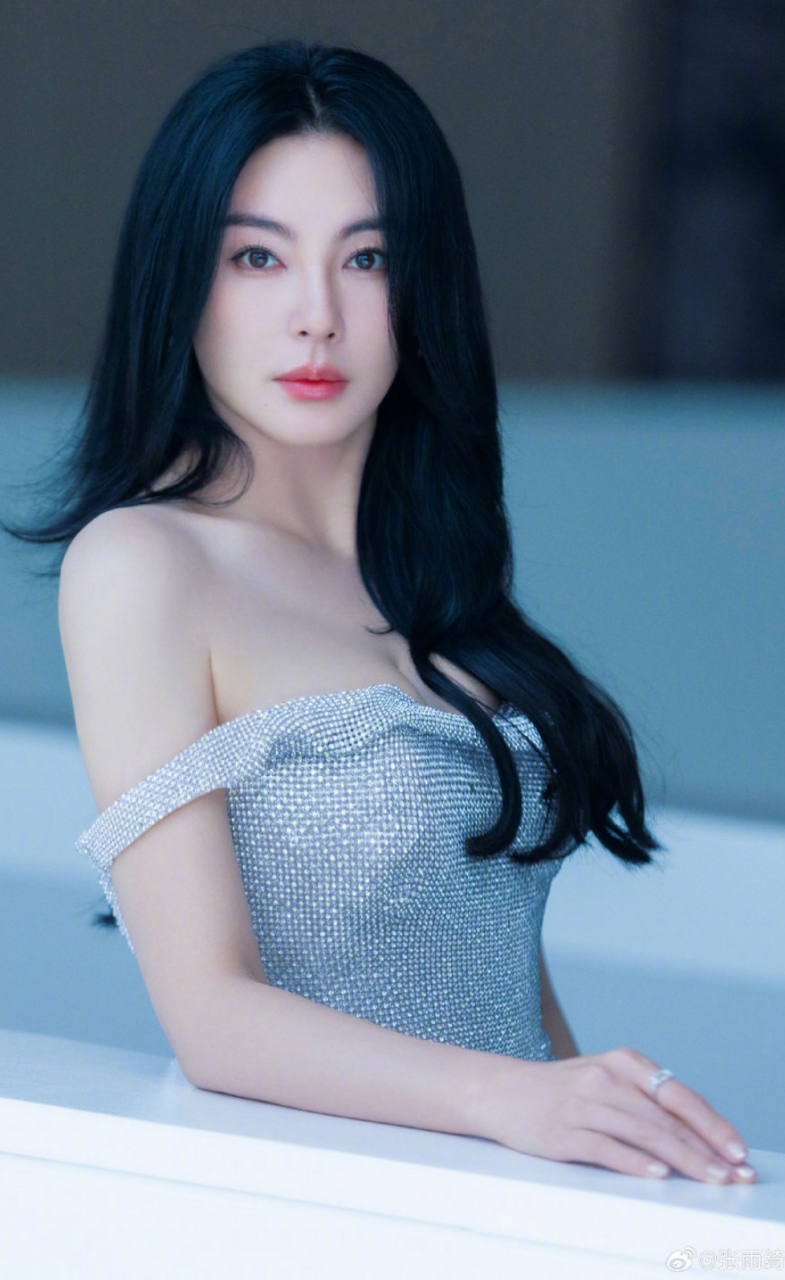 张雨绮低胸鱼尾裙造型