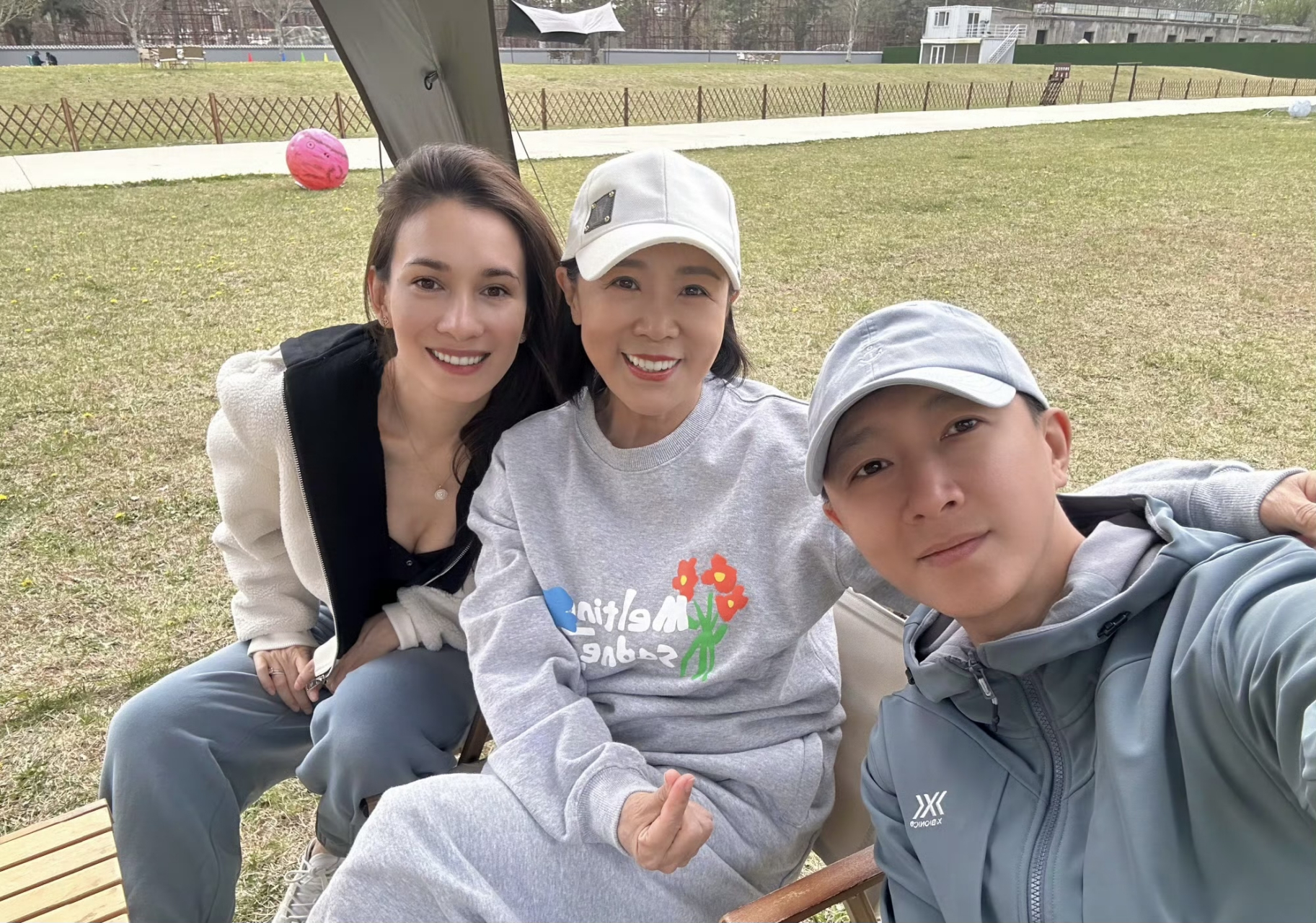 卢靖姗和韩庚为妈妈庆生