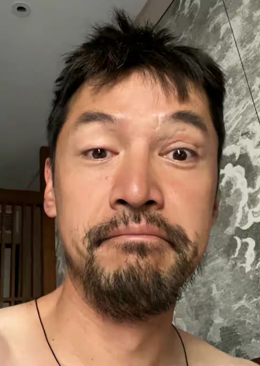 胡歌发出胡子拉碴的生活照