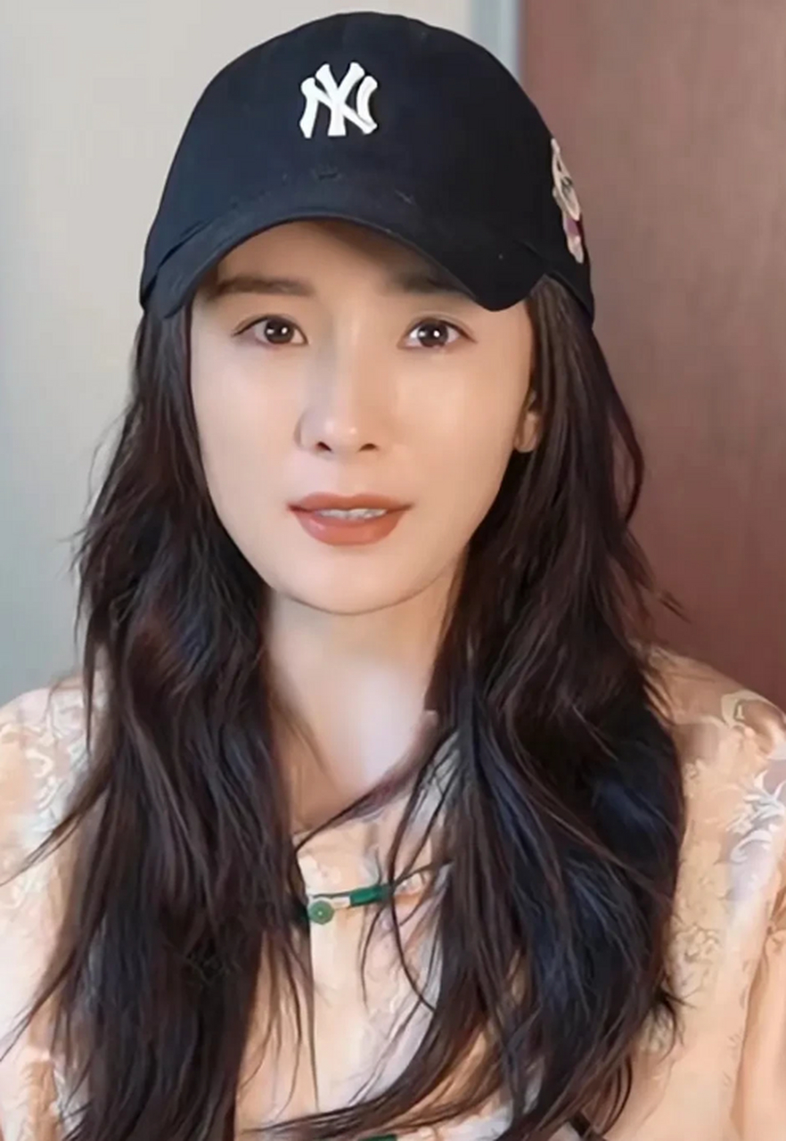 杨幂素颜怎么变单眼皮了?