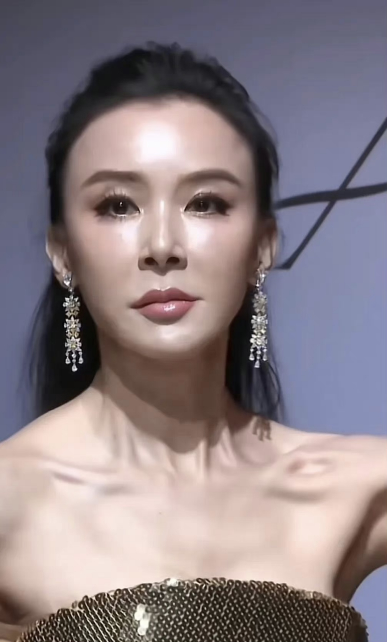 台湾第一美女的嘴巴好像有点变歪了,面相也变凌厉了.