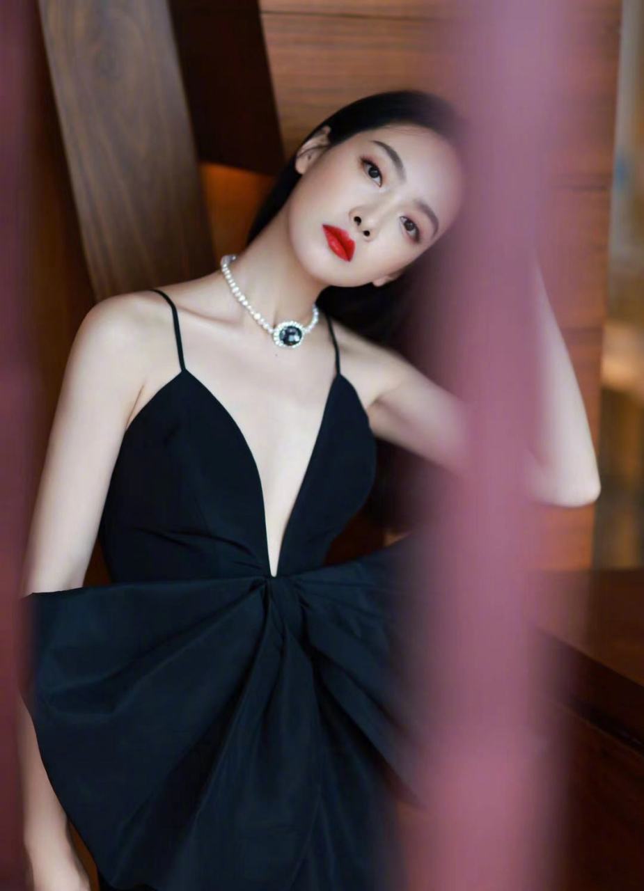 宋茜穿深v黑裙像仙女!