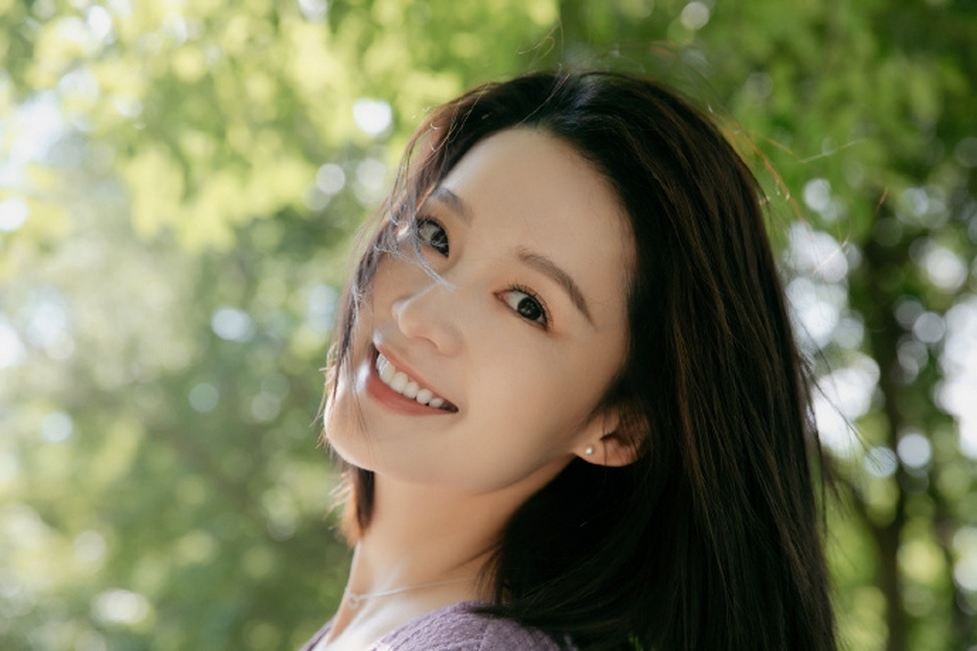 "鸡腿姑娘"李沁又晒苗条身材,笑容甜美清新自然