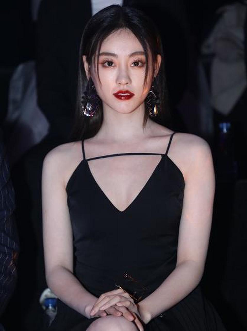 祝绪丹红唇撩人