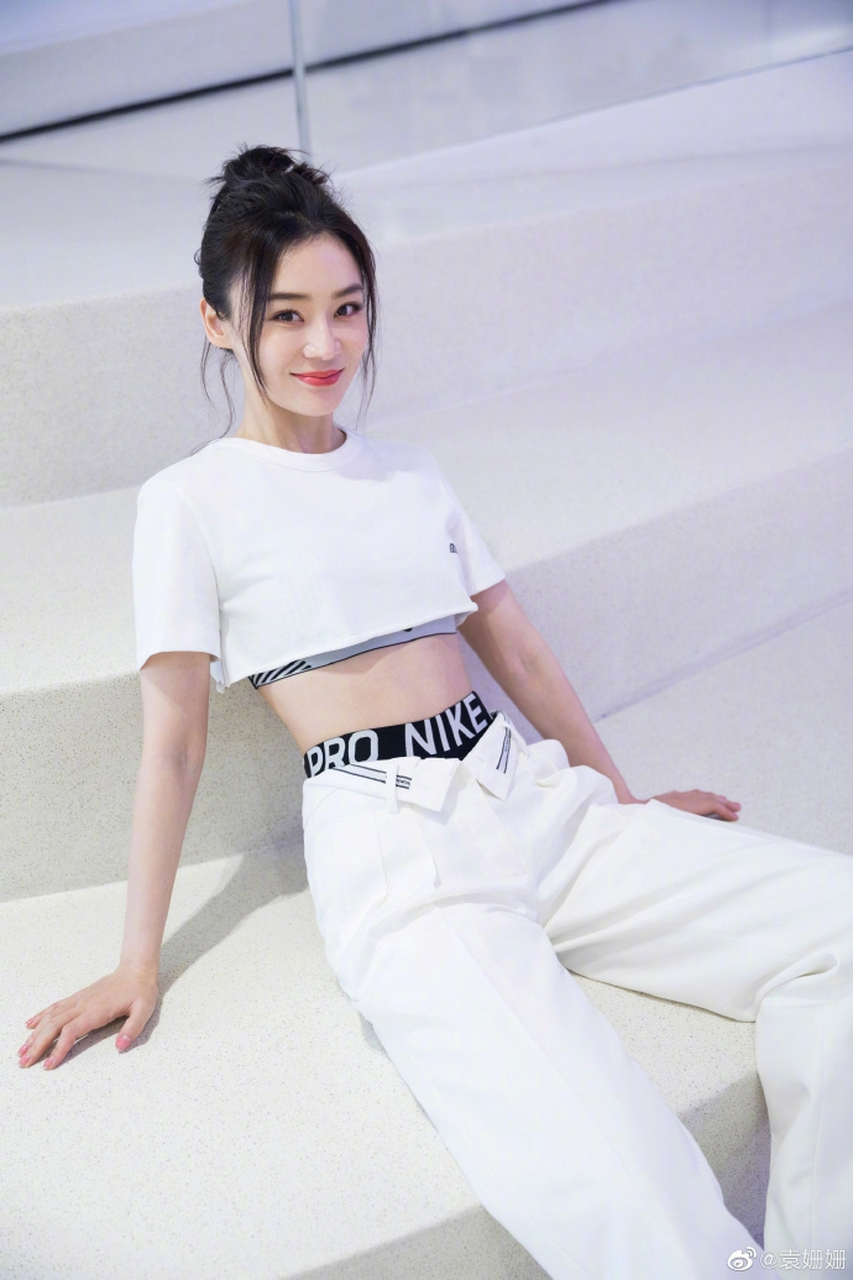 袁姗姗 穿短上衣搭运动背心腹肌凸显