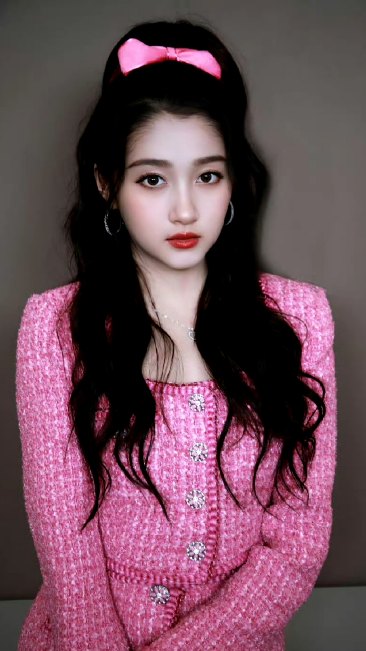 关晓彤晒出蝴蝶结高马尾,妆容精致,像一个小公主!