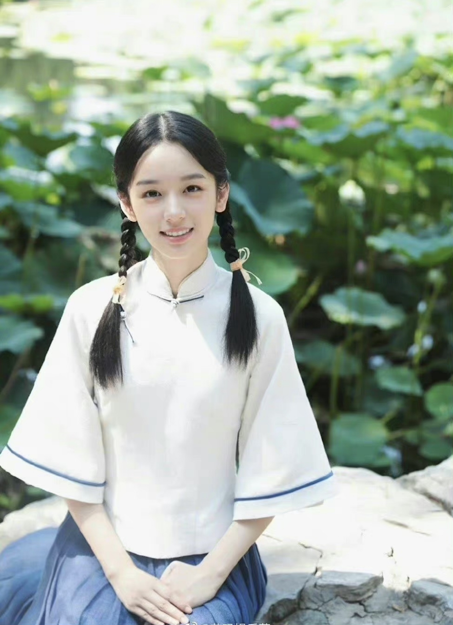 周也双马尾辫学生造型