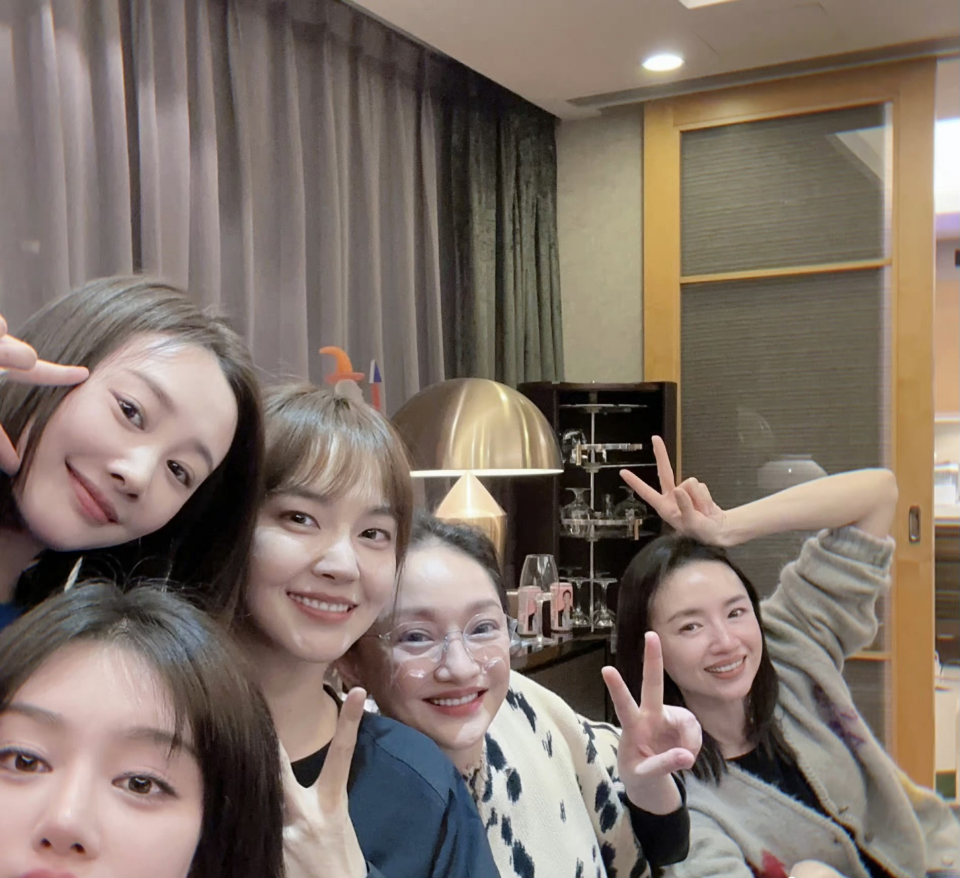 《如懿传》女演员们私下合影照