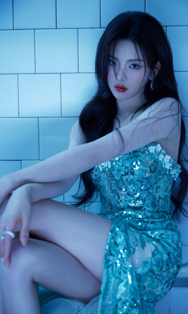 杨超越水蓝色抹胸裙