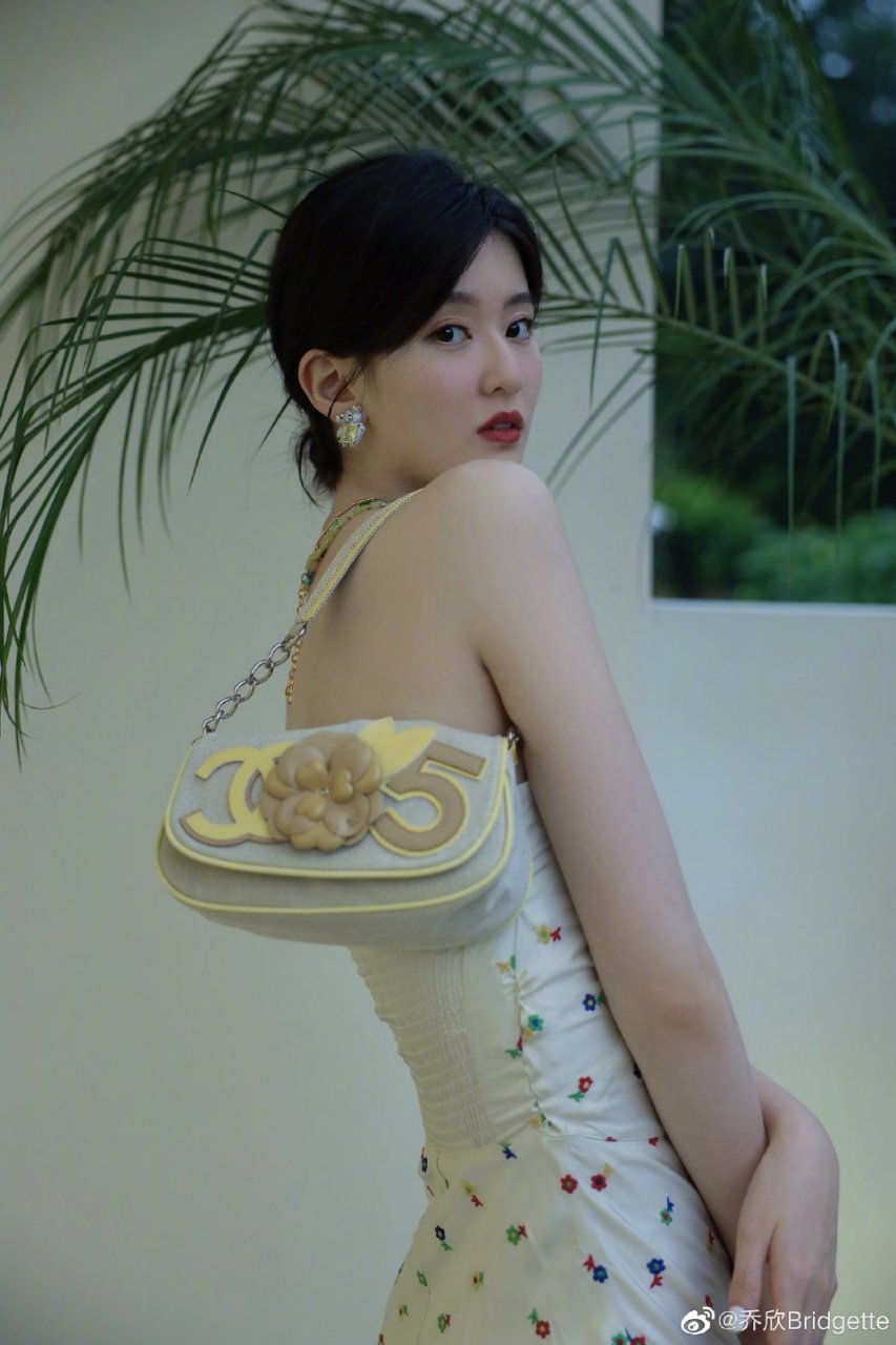 乔欣晒出一组成熟优雅风写真