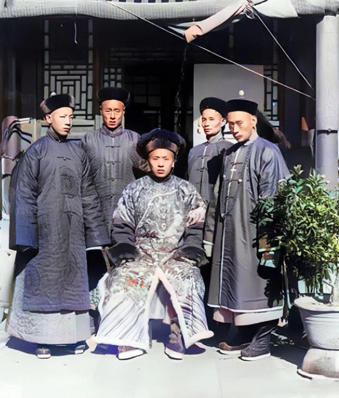 晚清时期,一张珍贵的合影记录了一位年轻的王爷与他的四名贴身侍卫.