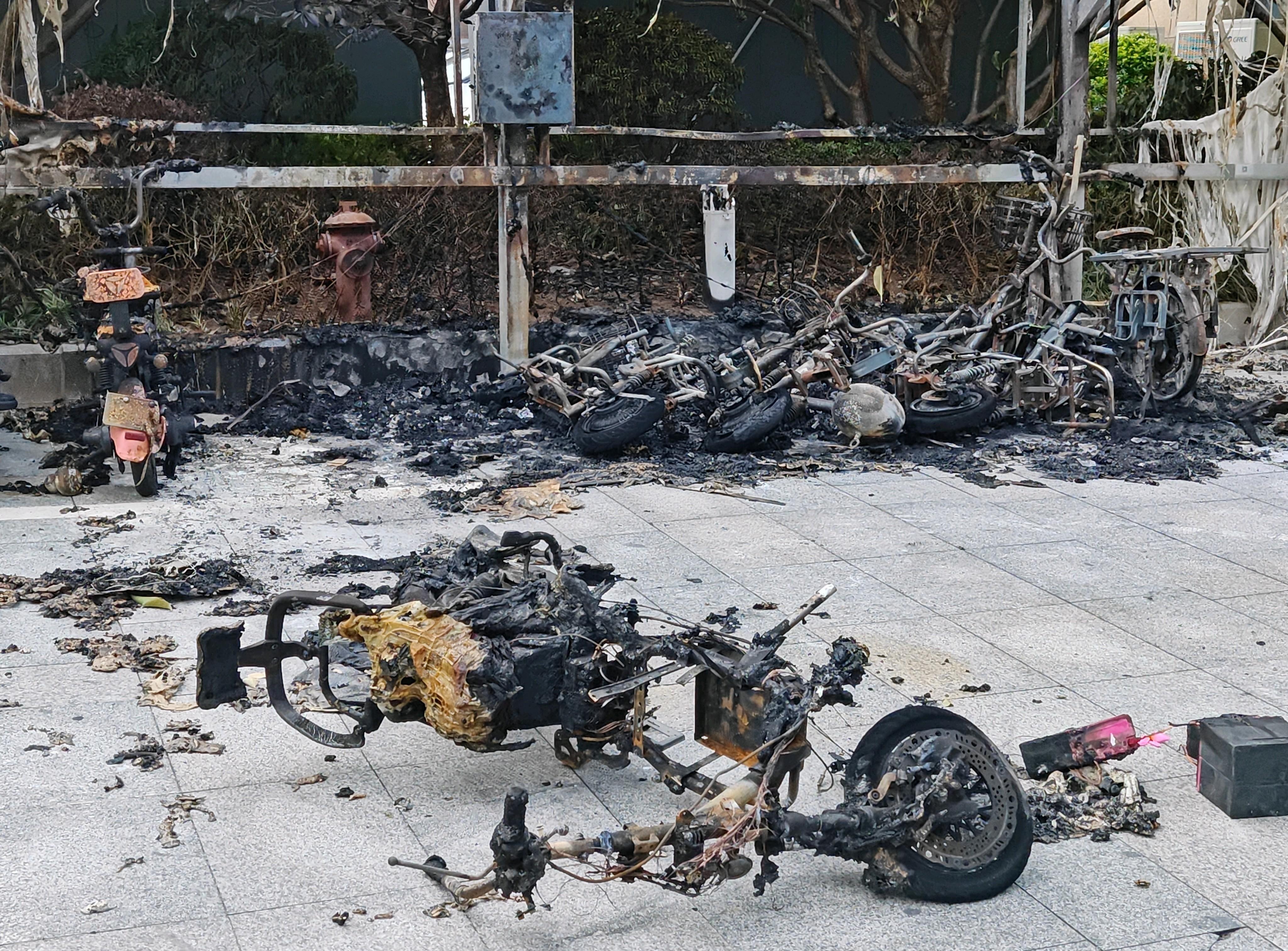 龙岗一电动车充电着火 殃及附近车辆