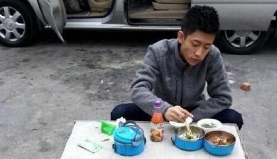 身价上亿明星在片场吃饭:张一山蹲在垃圾堆旁