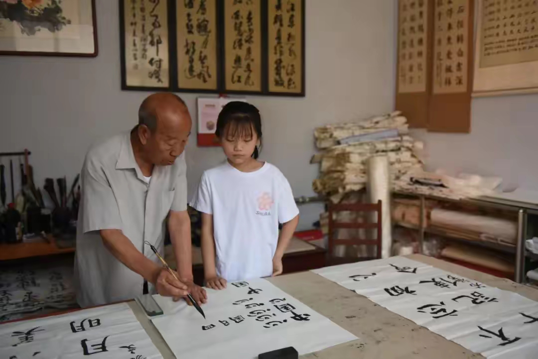 爷爷教书法不堪画图片