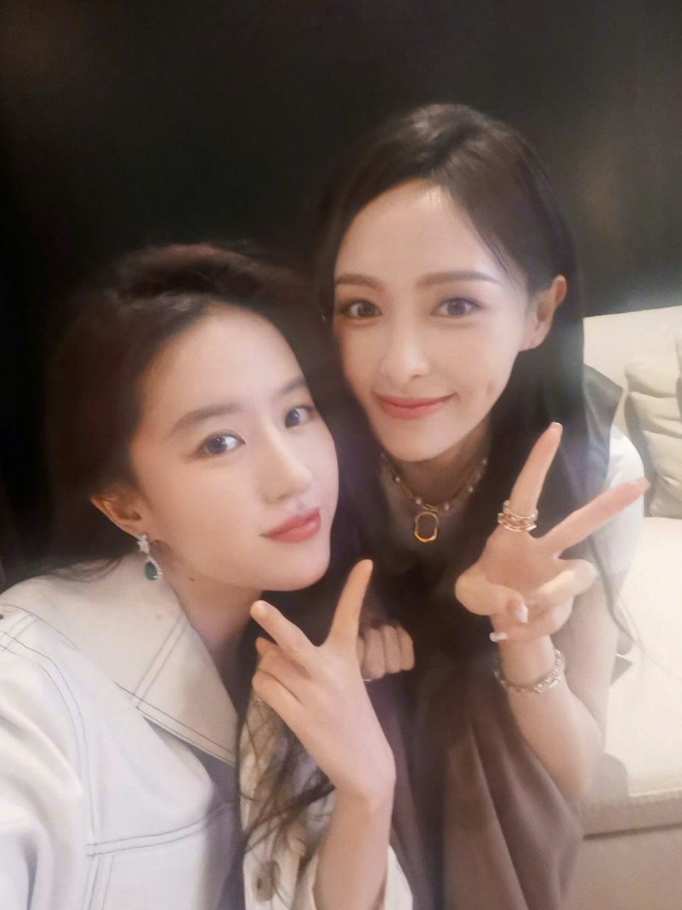 原来明星也会和普通人一样摆"剪刀手7015"合照的,太可爱了!