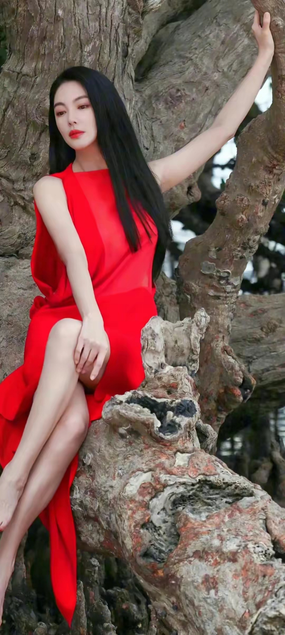 美女壁纸～张雨绮,身穿大红色的裙子,张扬又魅惑