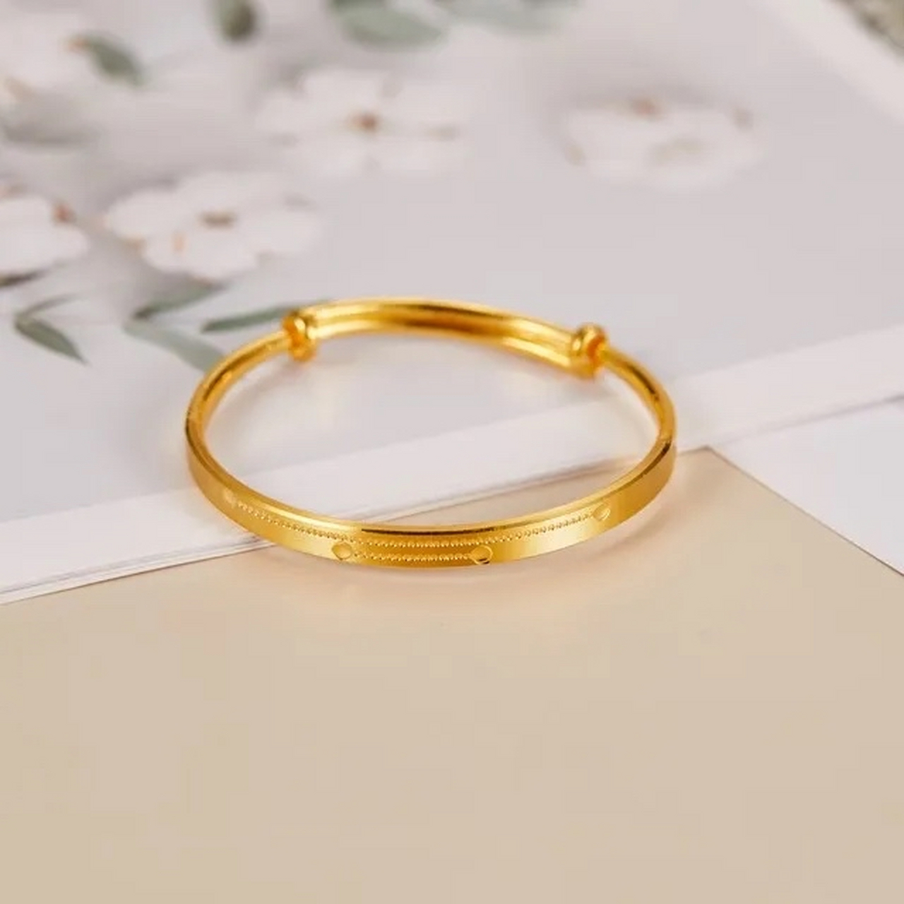 这些手镯多采用 5d 硬金或 5g 轻金工艺,金含量足,款式多样,如随心镯