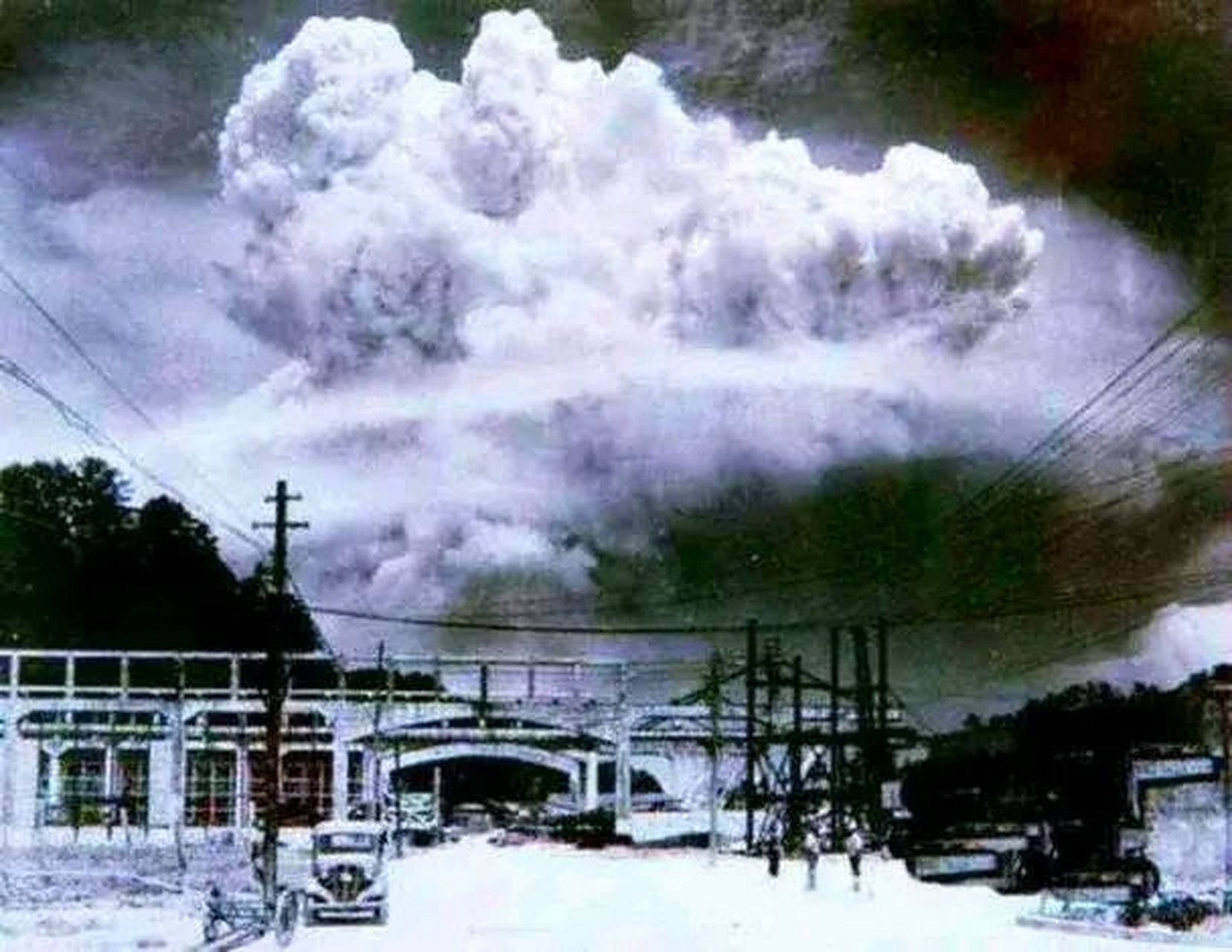 1945年8月9日,日本长崎的天空被"胖子"原子弹的爆炸产生的巨大蘑菇云