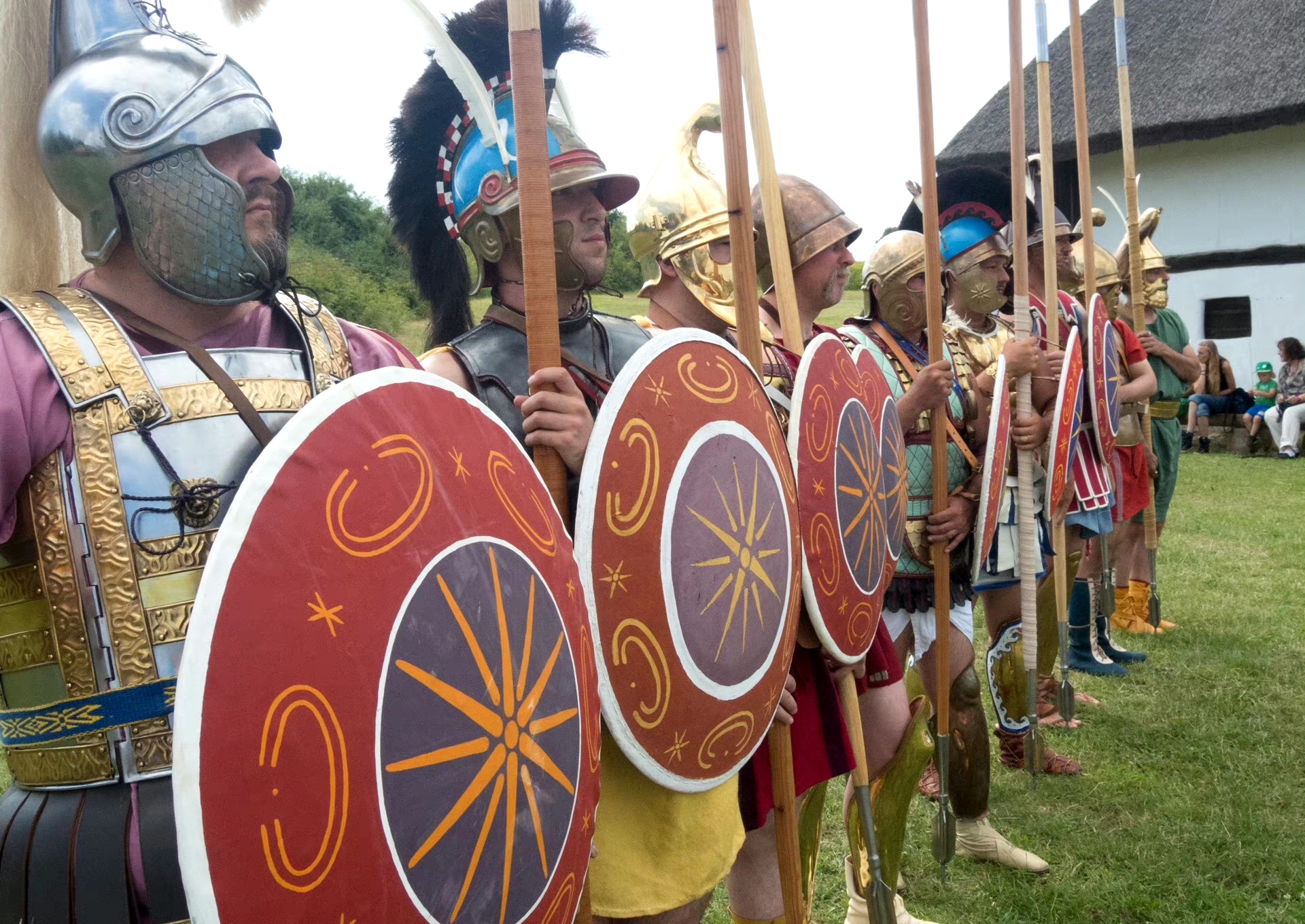 德国重演社团"hetairoi"扮演的马其顿重步兵,主要装备包括长矛,短剑和