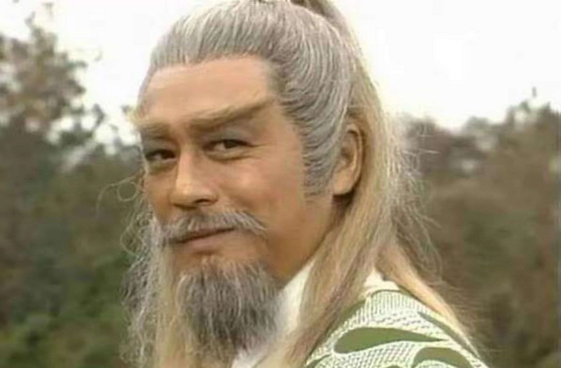 《射雕英雄传》开篇时,丘处机初次登场为三十余岁,江南七怪的老大