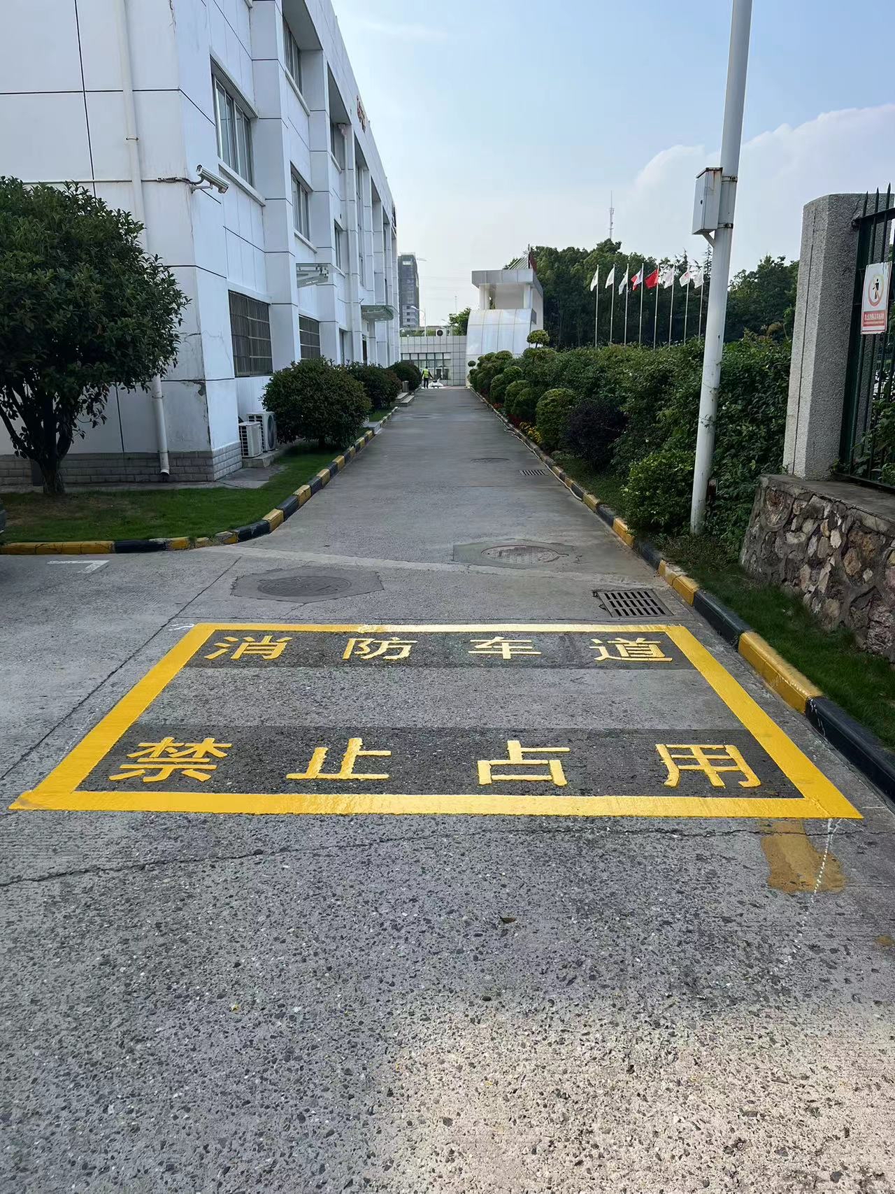 小区门口消防通道划线图片