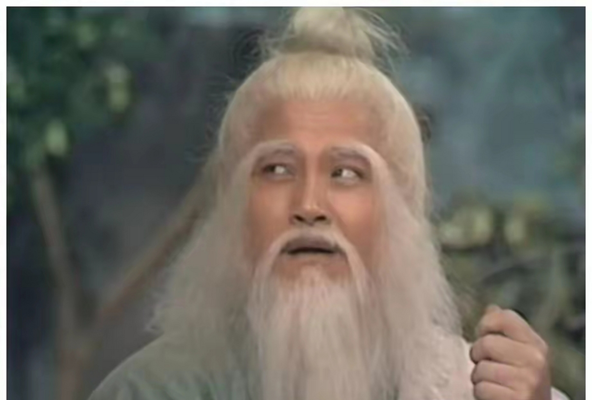 《射雕英雄传》开篇时,丘处机初次登场为三十余岁,江南七怪的老大