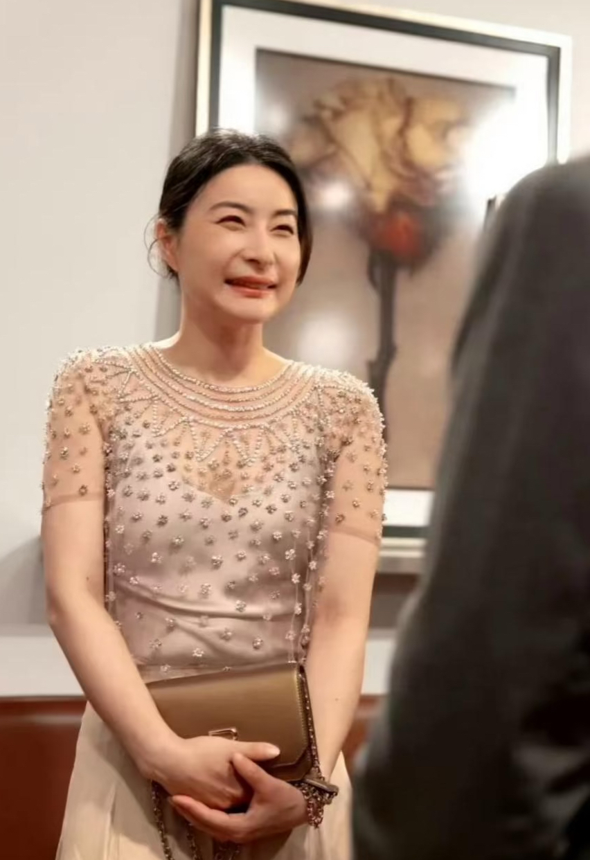 郭晶晶面相不仅旺父母,还旺丈夫,更旺儿女[鲜花][鲜花]这套衣服很适合