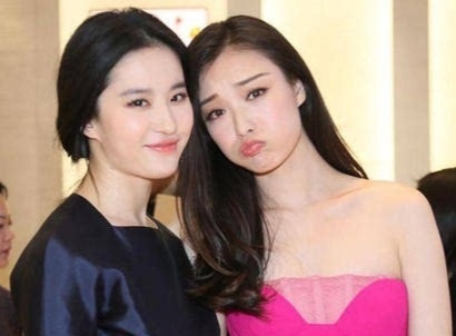 双姝倩影:倪妮刘亦菲同框撒娇,演绎绝美友情瞬间