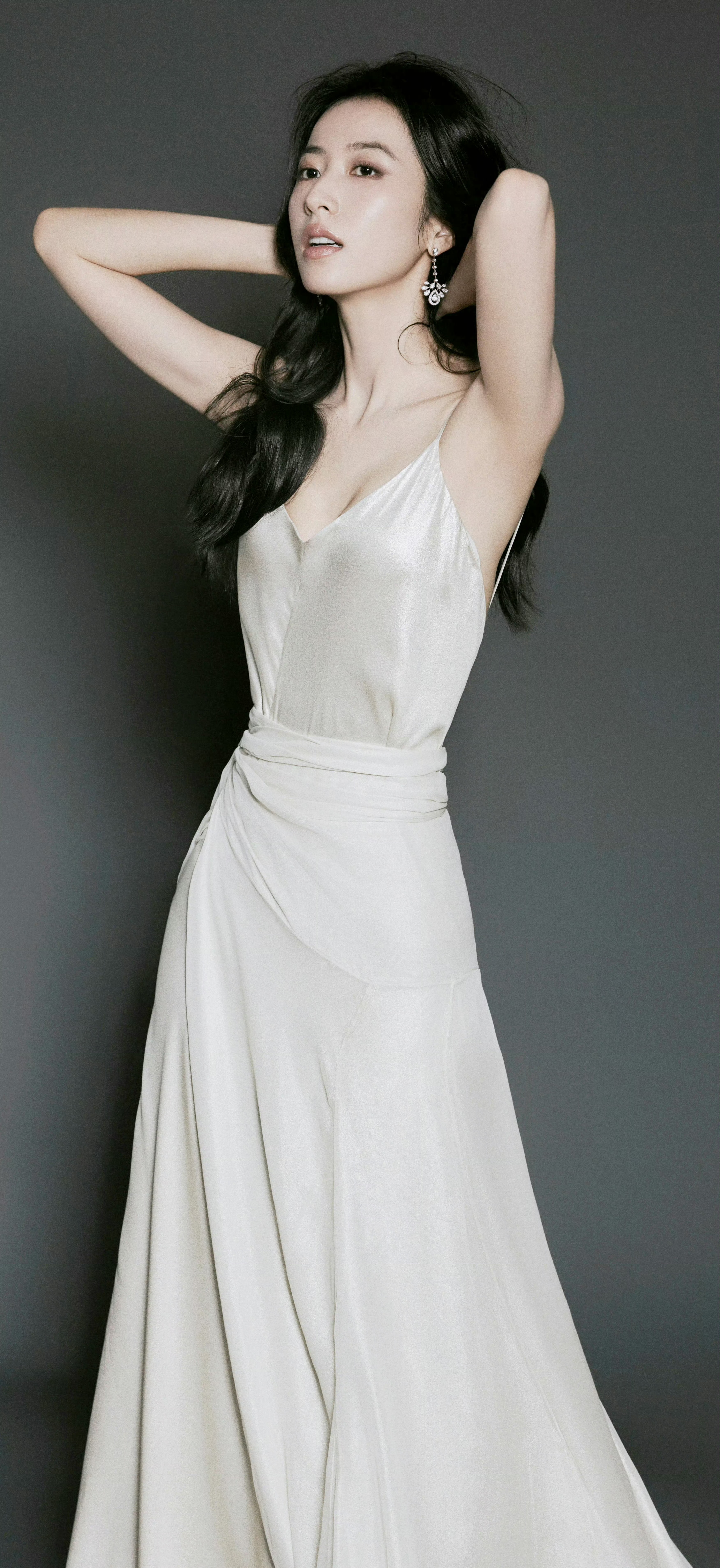 周雨彤,白色吊带深v裙,好身材凹凸有致!