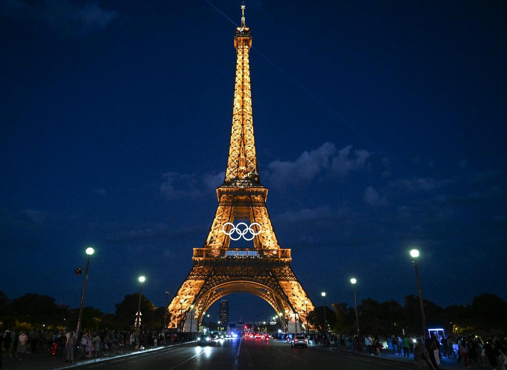 悬挂奥运五环的埃菲尔铁塔,法国标志性建筑.