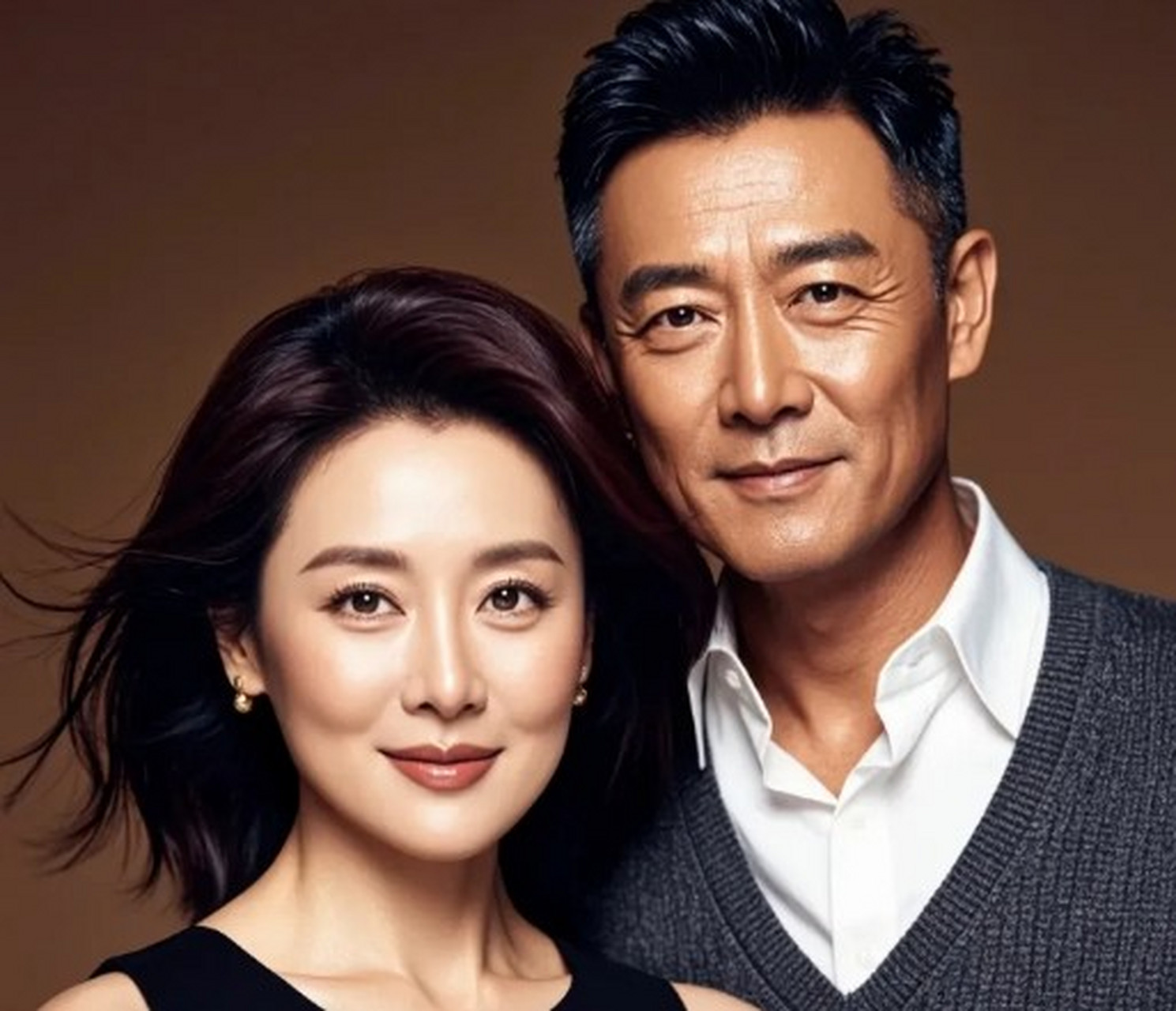 这是高曙光与第二任妻子王玲的合影.王玲显得落落大方,美丽动人!