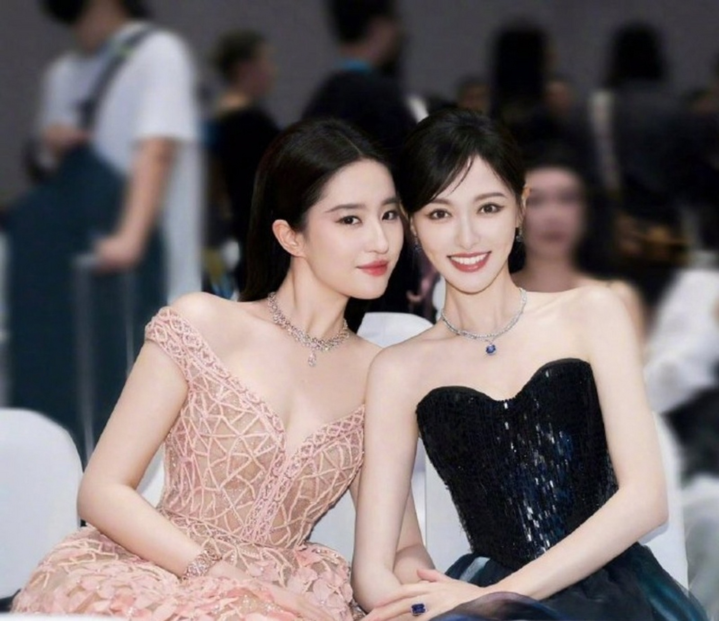 刘亦菲罕晒10年闺蜜合影,美女的旁边还是美女!