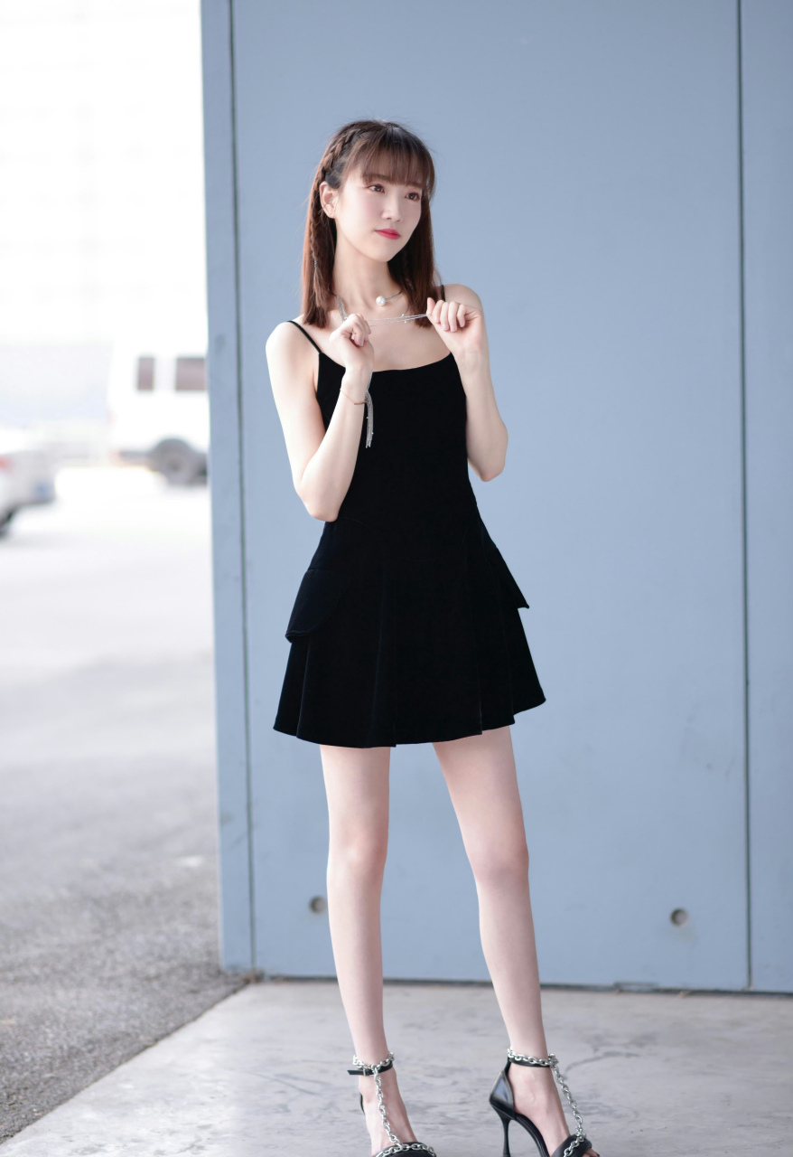 张纯烨,黑色吊带连衣裙,大长腿美的自然!