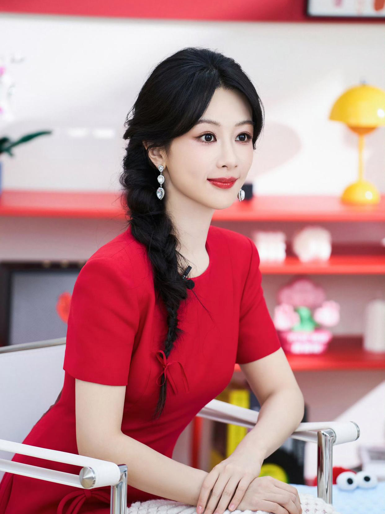 "杨紫红衣造型惊艳,直播互动尽显魅力.