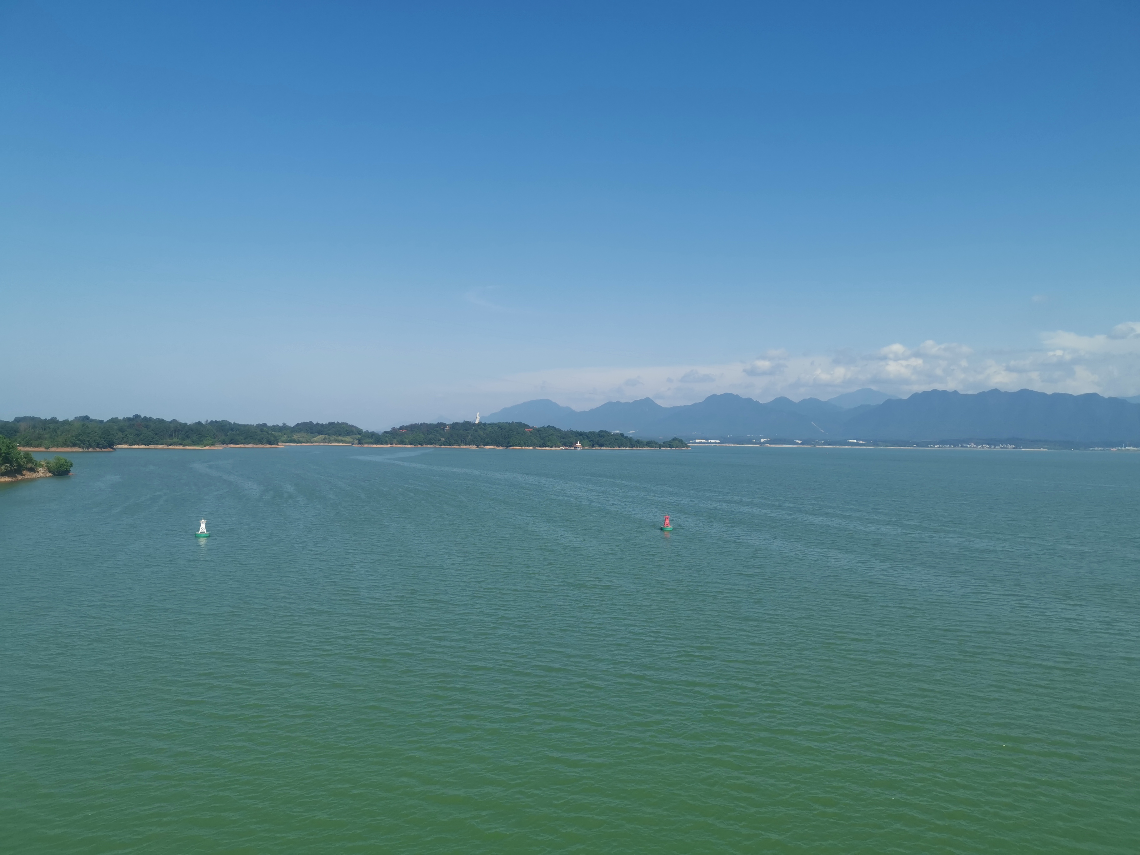 骑行九江武宁庐山西海,蓝天白云,一望无际的水面,水