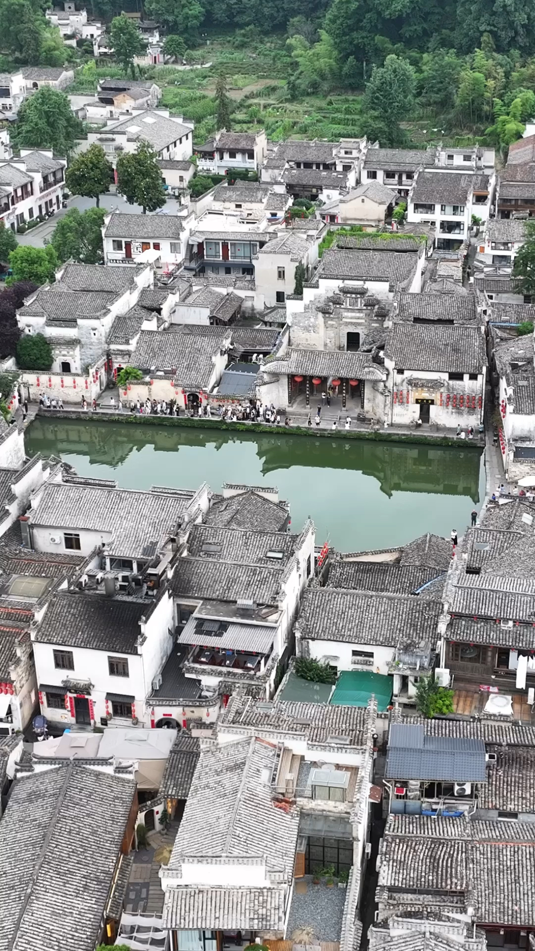 航拍安徽黄山宏村风景区,白墙黛瓦的徽派民居,宛如一幅水墨画