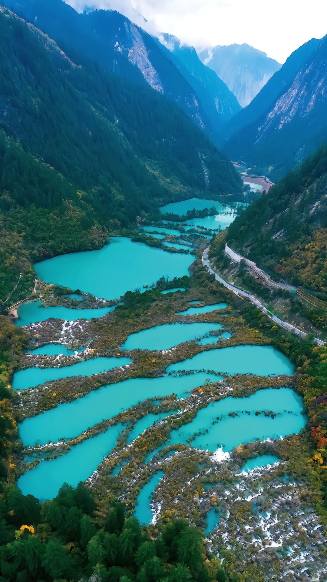 这个夏天,这9个旅游景点值得去看看 1,四川九寨沟:九寨沟以翠湖,叠瀑