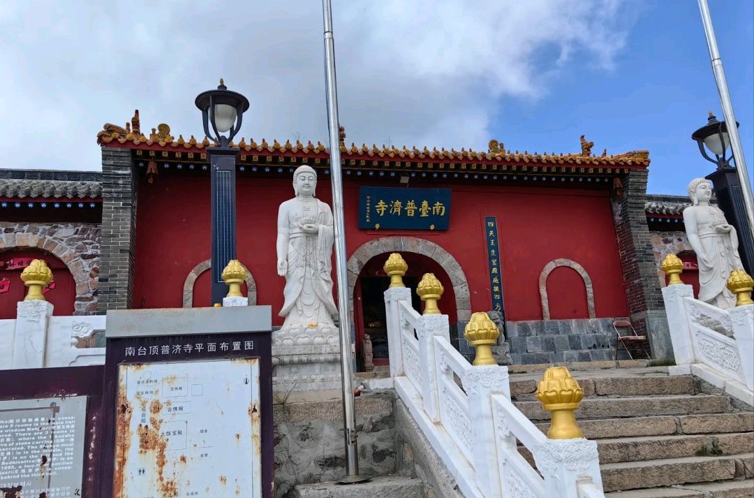 五台山上的普济寺,取普度众生慈悲济世之意,群山之间的一颗明珠